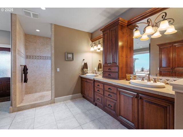 4961 GREEN MOUNTAIN Rd, Kalama, WA 98625