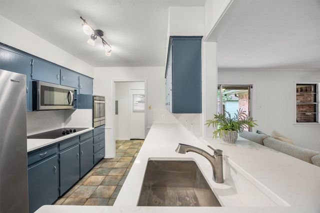 10215 Vinemont Street, Dallas, TX 75218