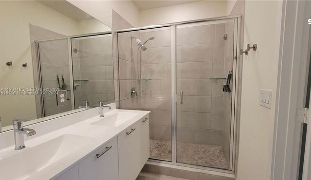 4675 NW 83rd Pkwy, Doral, FL 33166