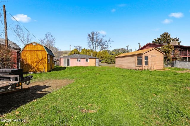 3012 Butterfield Rd, Yakima, WA 98901