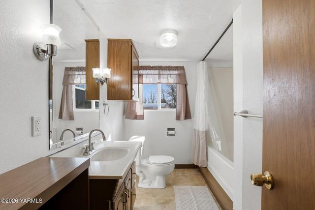 3012 Butterfield Rd, Yakima, WA 98901