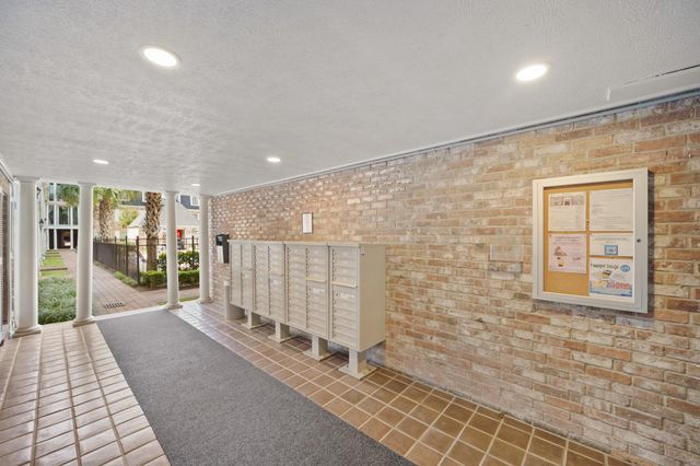 357 N Post Oak Lane 101, Houston, TX 77024