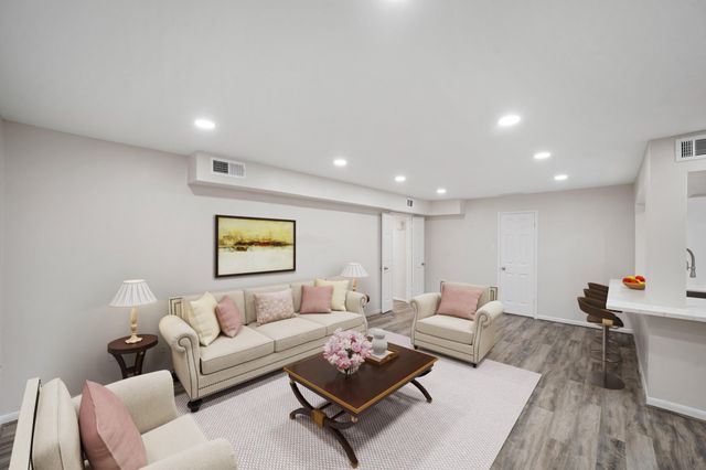 357 N Post Oak Lane 101, Houston, TX 77024