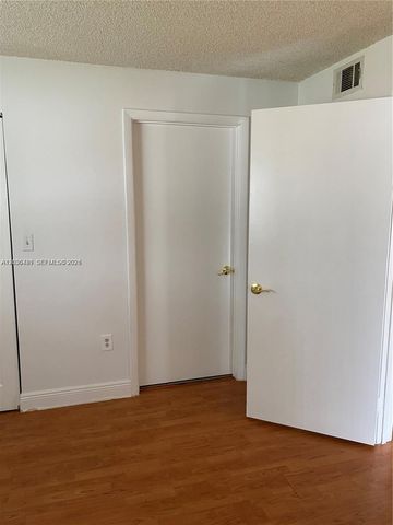 300 W Palm Cir W 208, Pembroke Pines, FL 33025