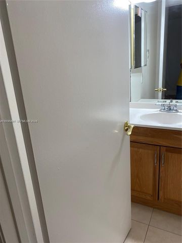 300 W Palm Cir W 208, Pembroke Pines, FL 33025