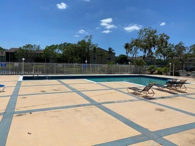 300 W Palm Cir W 208, Pembroke Pines, FL 33025