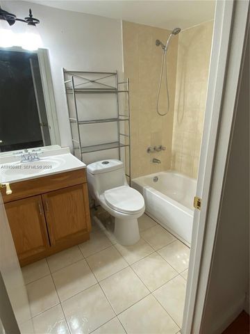 300 W Palm Cir W 208, Pembroke Pines, FL 33025
