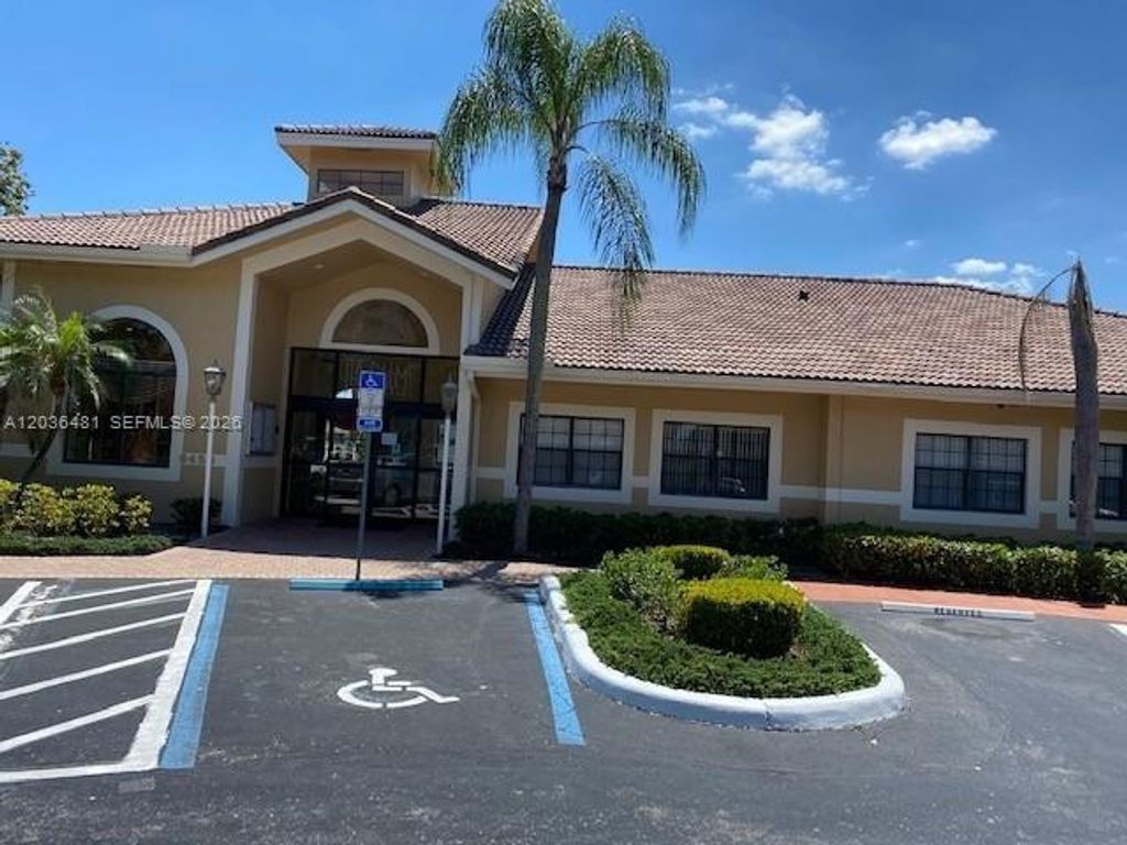 300 W Palm Cir W 208, Pembroke Pines, FL 33025