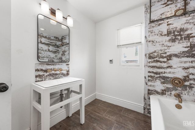 135 A Street, Bakersfield, CA 93304