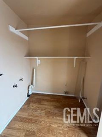 135 E Orange Avenue, Shafter, CA 93263