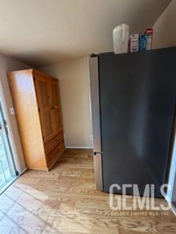 135 E Orange Avenue, Shafter, CA 93263