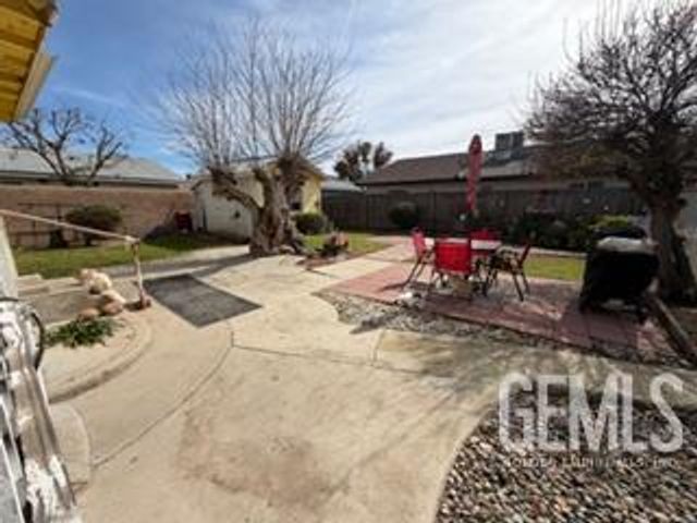 135 E Orange Avenue, Shafter, CA 93263