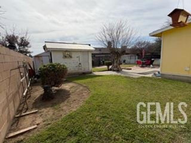 135 E Orange Avenue, Shafter, CA 93263