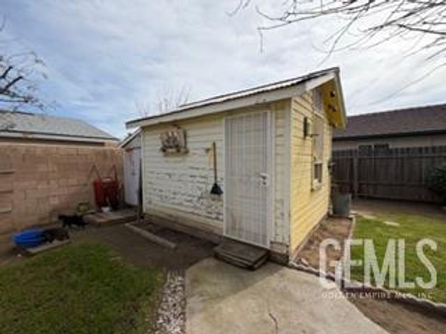 135 E Orange Avenue, Shafter, CA 93263
