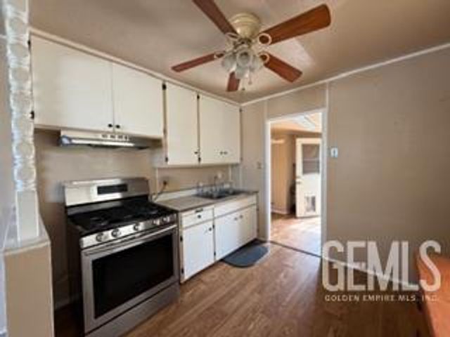 135 E Orange Avenue, Shafter, CA 93263