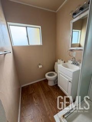 135 E Orange Avenue, Shafter, CA 93263