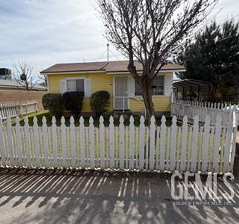 135 E Orange Avenue, Shafter, CA 93263