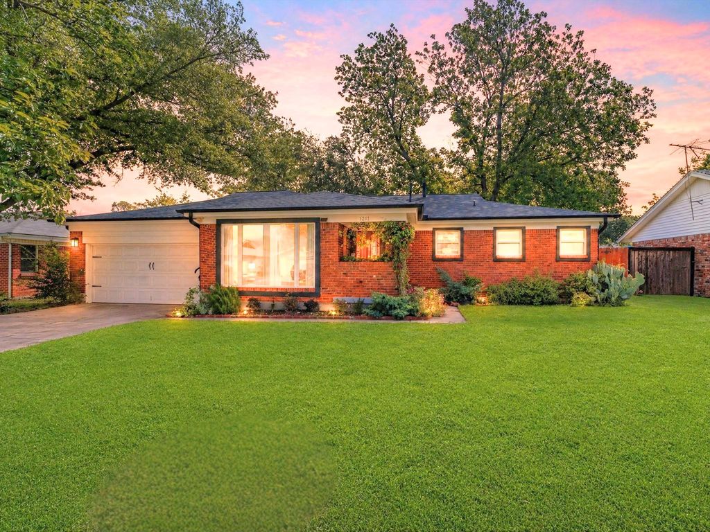 1217 Park Center Street, Benbrook, TX 76126