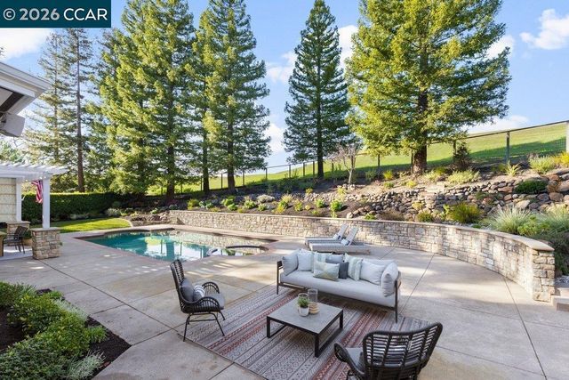 10 Crownridge Dr, Danville, CA 94506