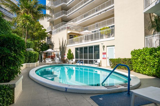 100 ROYAL PALM Way D2, Palm Beach, FL 33480