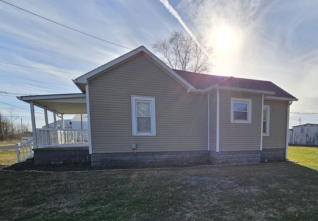 Image 4 of property listing at 803 S Maple Street, Salem, IL 62881