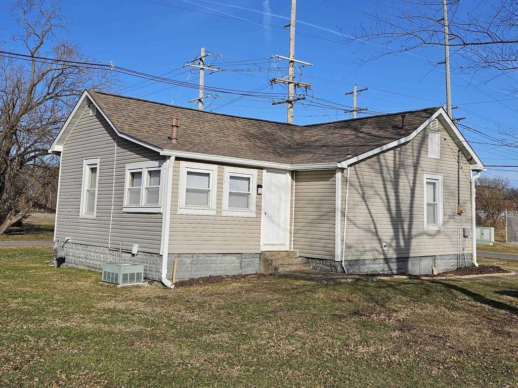 Image 7 of property listing at 803 S Maple Street, Salem, IL 62881