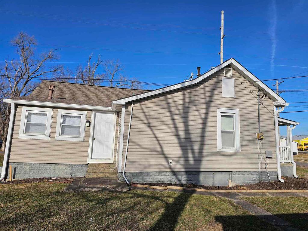 Image 8 of property listing at 803 S Maple Street, Salem, IL 62881