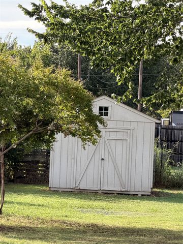 2517 Willow Oak Lane, Burleson, TX 76028