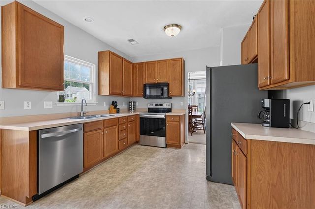 1019 English Oak DR, Suffolk, VA 23434