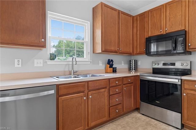 1019 English Oak DR, Suffolk, VA 23434
