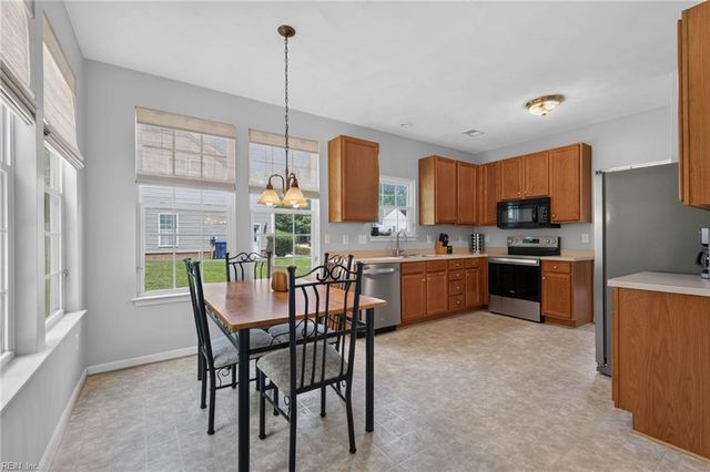 1019 English Oak DR, Suffolk, VA 23434