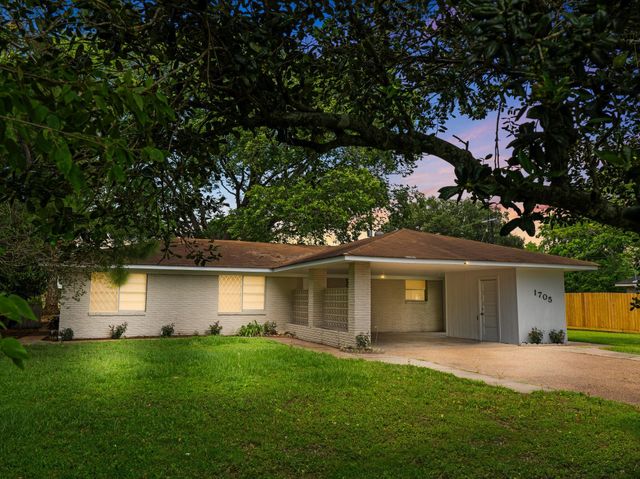 1705 Spruce Street, Bay City, TX 77414