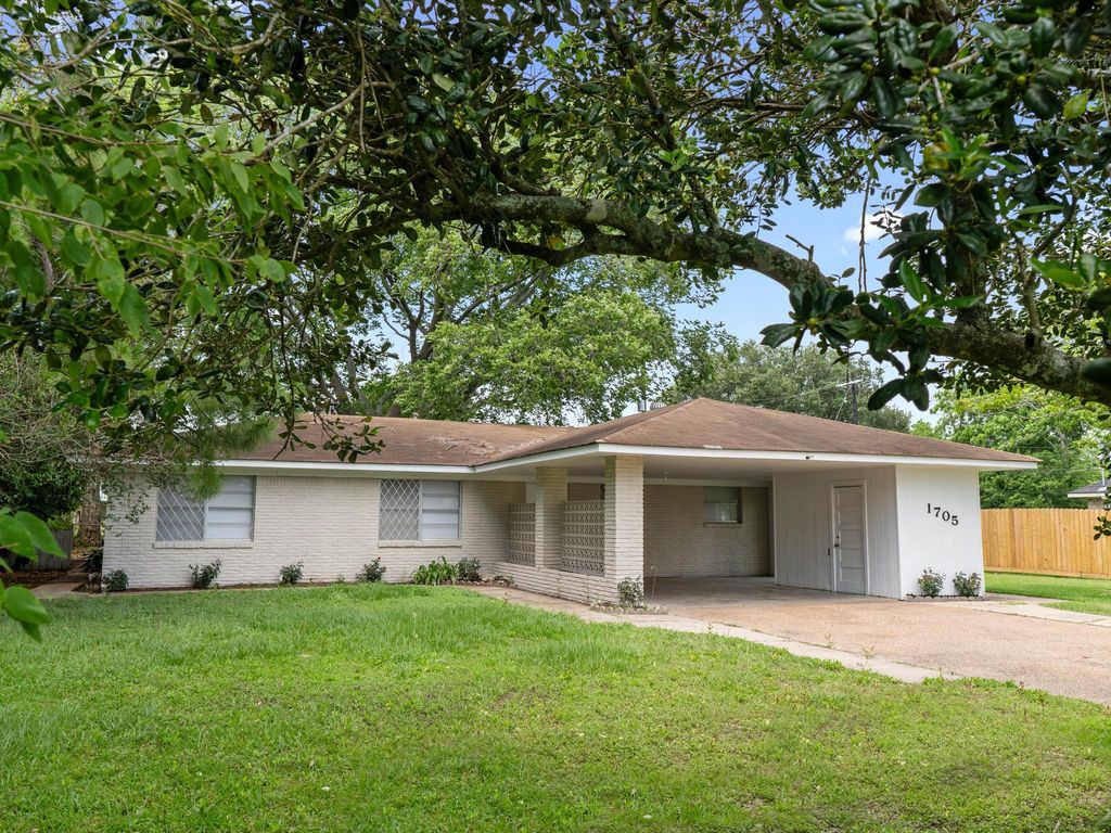 1705 Spruce Street, Bay City, TX 77414
