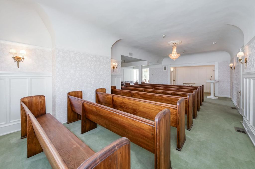 Image 12 of property listing at 916 E Divisadero Street, Fresno, CA 93726