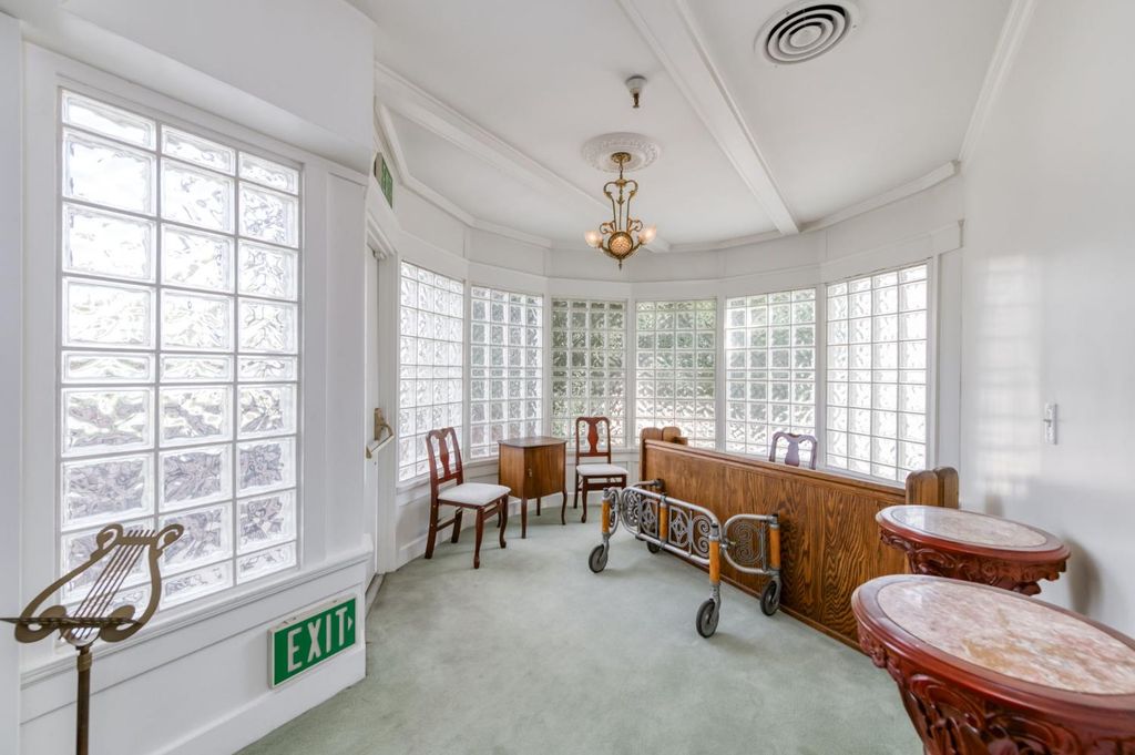 Image 14 of property listing at 916 E Divisadero Street, Fresno, CA 93726