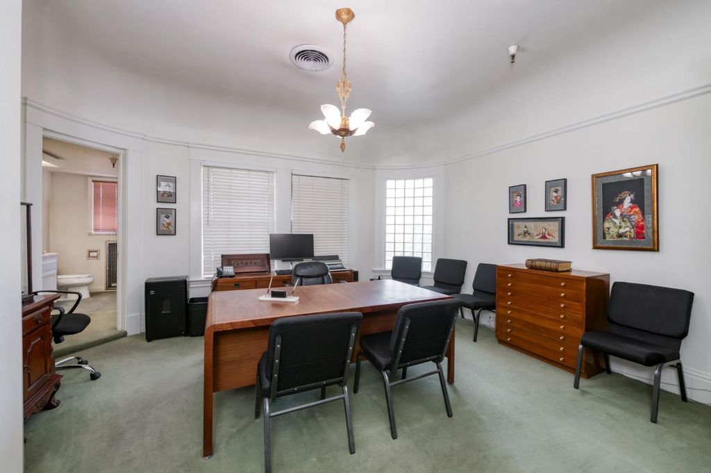 Image 17 of property listing at 916 E Divisadero Street, Fresno, CA 93726