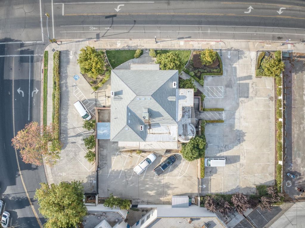 Image 2 of property listing at 916 E Divisadero Street, Fresno, CA 93726