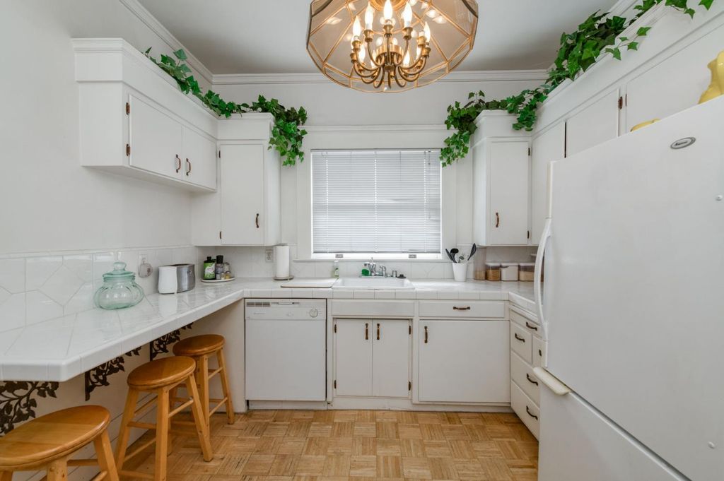 Image 21 of property listing at 916 E Divisadero Street, Fresno, CA 93726