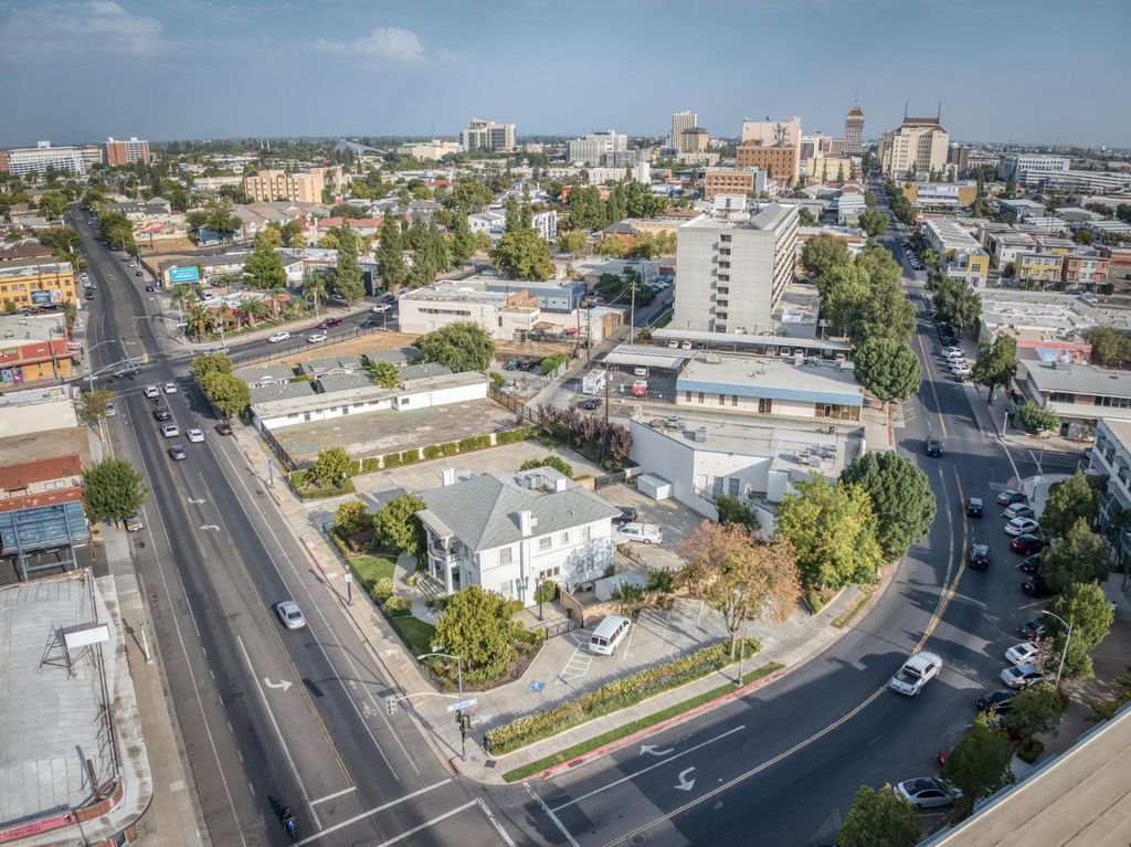 Image 3 of property listing at 916 E Divisadero Street, Fresno, CA 93726