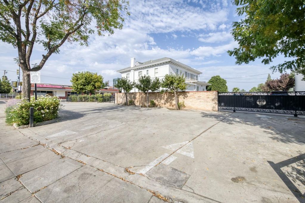 Image 6 of property listing at 916 E Divisadero Street, Fresno, CA 93726