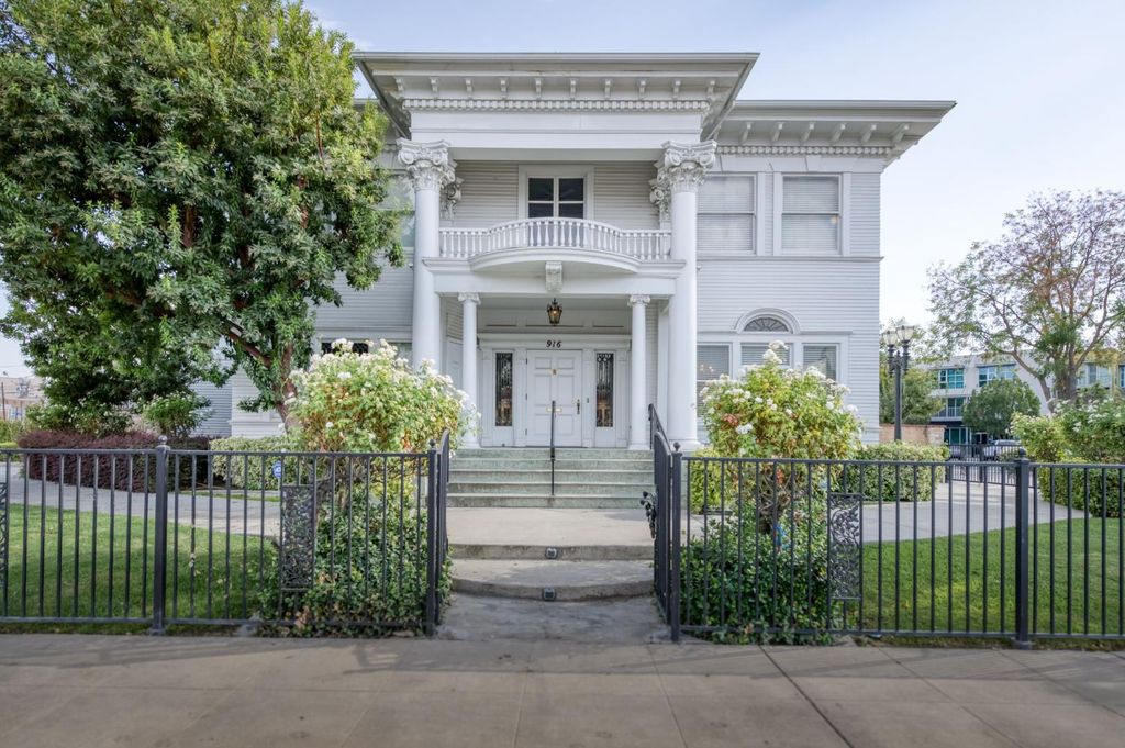 Image 8 of property listing at 916 E Divisadero Street, Fresno, CA 93726