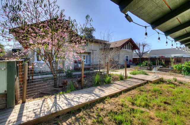 707 E Floradora Avenue, Fresno, CA 93728