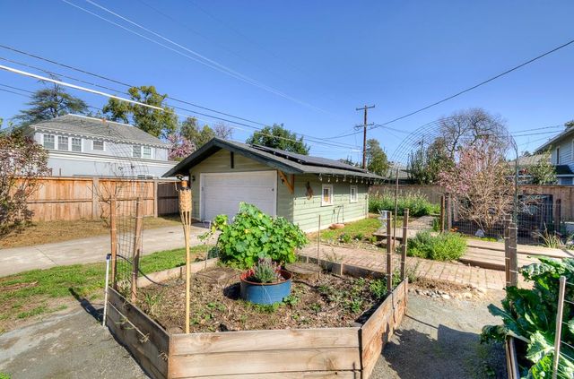 707 E Floradora Avenue, Fresno, CA 93728