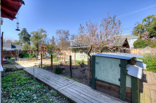 707 E Floradora Avenue, Fresno, CA 93728