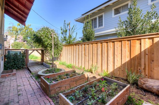 707 E Floradora Avenue, Fresno, CA 93728