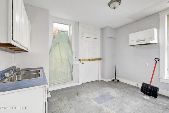 646 S 35th St, Louisville, KY 40211