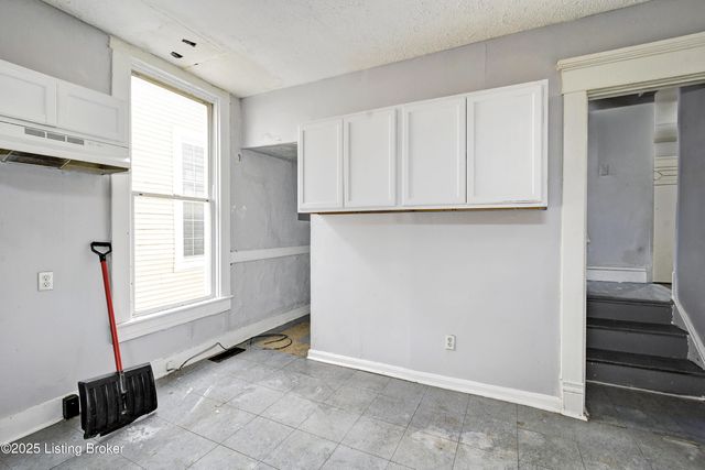 646 S 35th St, Louisville, KY 40211