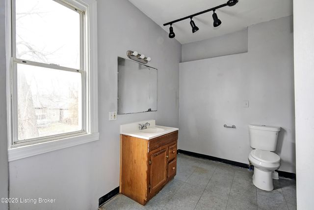 646 S 35th St, Louisville, KY 40211