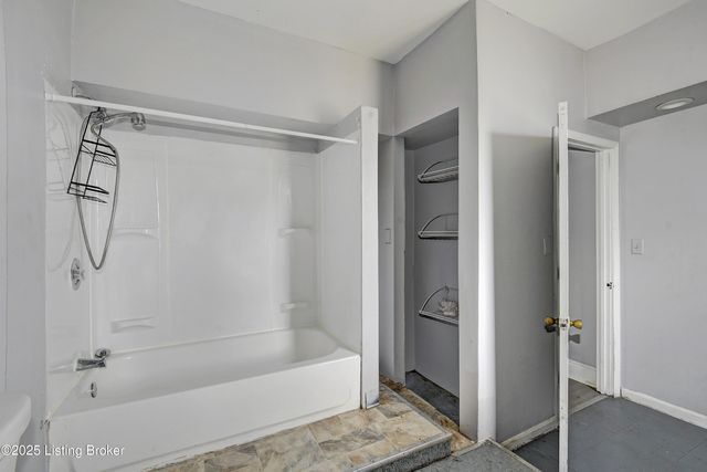 646 S 35th St, Louisville, KY 40211