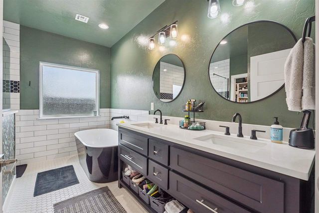 7590 NE Highland Hills Dr, Elgin, OK 73538